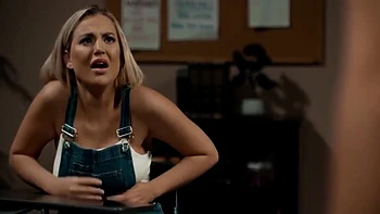 Nicole Doshi mit fettem Arsch, Titten und Strap-On Fick