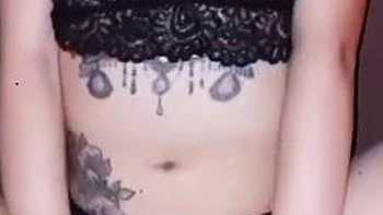 Esposa asiática tatuada follada duro a cuatro y misionero