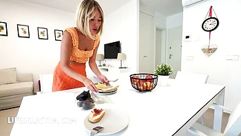 Kriss Kiss traga y se masturba en POV hardcore