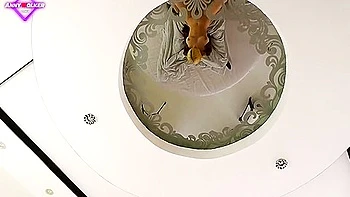 La belle-sœur se réveille en suçant une bite pleine de sperme sur le visage