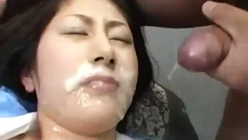 Mamada asiática en oficina japonesa