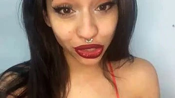 Latina aux gros seins se masturbe avec des jouets