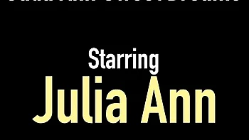 Julia Ann se branle avec ses grosses fausses nichons