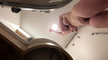 Loira teen peituda trocando de roupa na câmera escondida