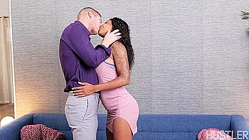 Le gros cul noir de September Reign sur le canapé