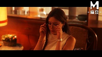 Азиатская порноактриса ебется сзади и скачет сверху