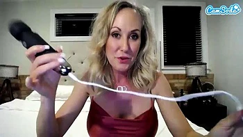 Reife Blondine reizt mit großen Titten solo