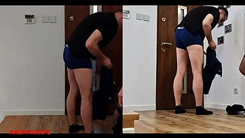 Обнажённая изменщица открывает дверь пиццайоло и сосёт ему