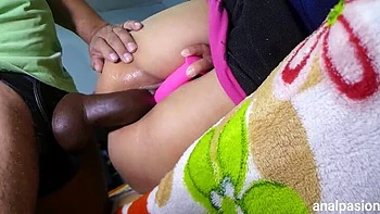 MILF latina follada duro con enorme consolador negro en el culo