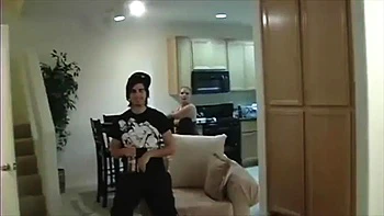 Ливанская девка трахается на вечеринке: минет, сзади и наездница