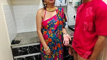 Stiefmutter bringt Stiefsohn Frauenkondom bei, endet mit Sperma im Arsch