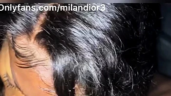 Milan Dior bläst Schwanz und fickt Hand im Auto