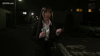 Busty japanische Brünette fickt heftig