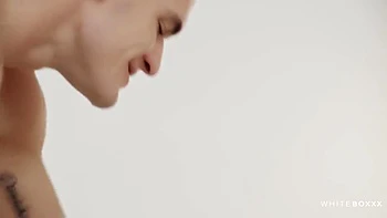 Jia Lissa, delgada pelirroja teen, hace sexo y mamadas 18+