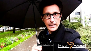 Conny se masturba com dildo grande, engole e lambe o cu