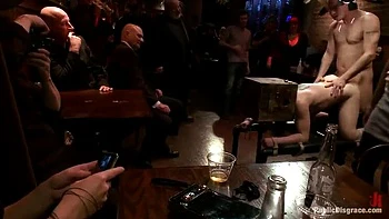 Красивая брюнетка трахнута во все дыры - групповой трах и creampie