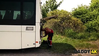 Jeune latina mince Chloe baisée fort par vieux mécano