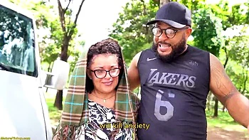 Grosse mamie encaisse fisting anal et grosse bite noire en van