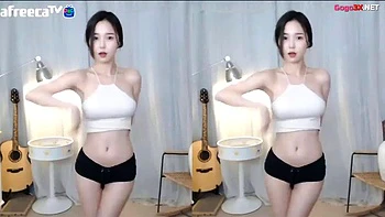 Hwajeong desnuda sus tetas grandes bailando