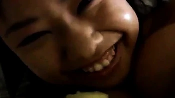 Азиатская любительница Фуко с огромной грудью без лифчика в большом свитере