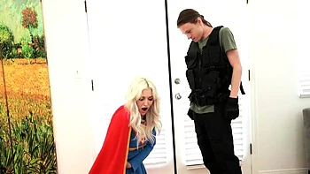 Супергёрл жестко трахается с Скай Блю в позе догги