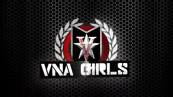 Брюнетка-милф Чарли Чейс сосет большой член и глотает