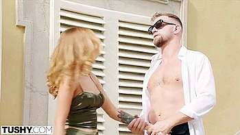 Actriz rubia follada anal fuerte con lencería