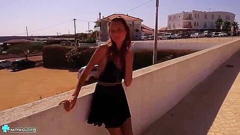 Adolescentes desnudas exhiben culos al aire libre