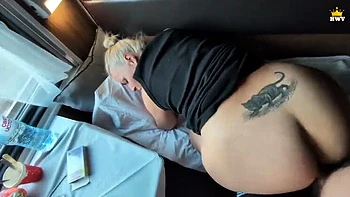 Esposa MILF russa quente chupa e trai o vizinho no ônibus