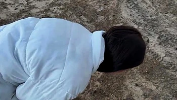 Adolescente morena Skye Wood chupa pau enorme ao ar livre POV