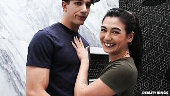 Veronica Rodriguez magrinha chupando pau e fodendo de quatro