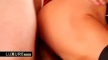 Victoria Nova es cornuda con polla grande y profunda