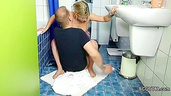 Падчерица трахнулась с сантехником без мачехи