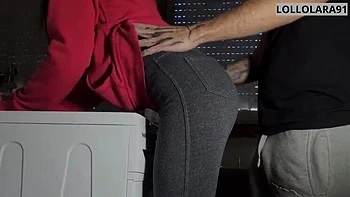 Lollolara91 wird hart auf der Waschmaschine gefickt - haarige italienische Amateurin
