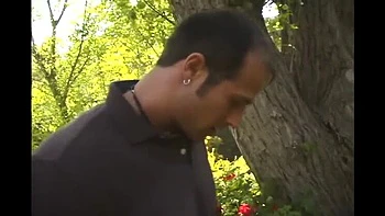 MILF brune Lezley Zen suce une bite en plein air et avale le sperme