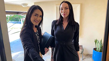 Duas corretoras quentes fazem boquete duplo e transa a três