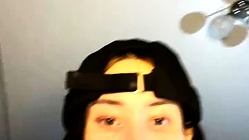 Сексуальная темнокожая тинейджерша мастурбирует с игрушками