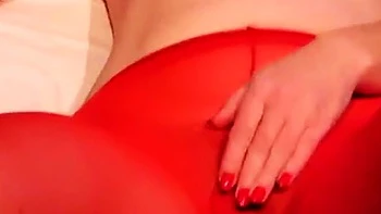 Deutsche MILF Tina fickt hart in roten Strumpfhosen