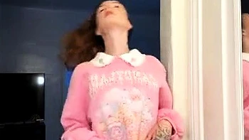 Adolescente rousse Molliganbitch se déshabille doucement