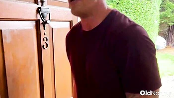 Люк Харди и Лейси Старр жестко трахают зрелую мамку