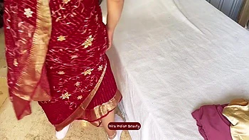 Indische Schönheit reizt mit sexy Saree-Tanz und Arschwackeln