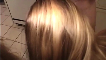 Foda intensa na cozinha com grupo, caras e rimming