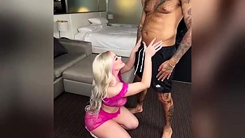 Trixi Brooks POV: Große Pawg-Fotze bleibt feucht für Schwanz