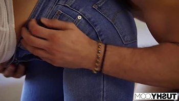 Aidra Fox brune baise en double pénétration intense