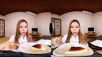 Японка Хикару в кружевном белье в виртуальной квартире