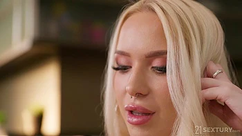 Rubia recibe doble penetración y azotes duros