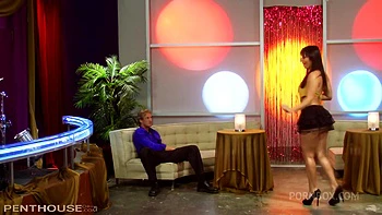 Pornstar brune américaine danse la salsa