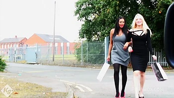 Ebony à grosses tétés surprend coloc en train de renifler ses culottes et lui suce sa queue