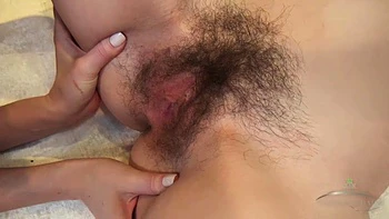 Lia und Yulenka haben lesbischen Milf-Spaß