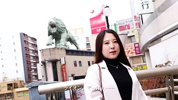 Femme mariée pulpeuse se fait lécher les seins et tremper la chatte